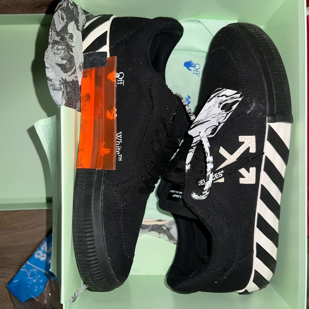 Off White Low Vulcanized Sneaker  C/OVirgil Abloh